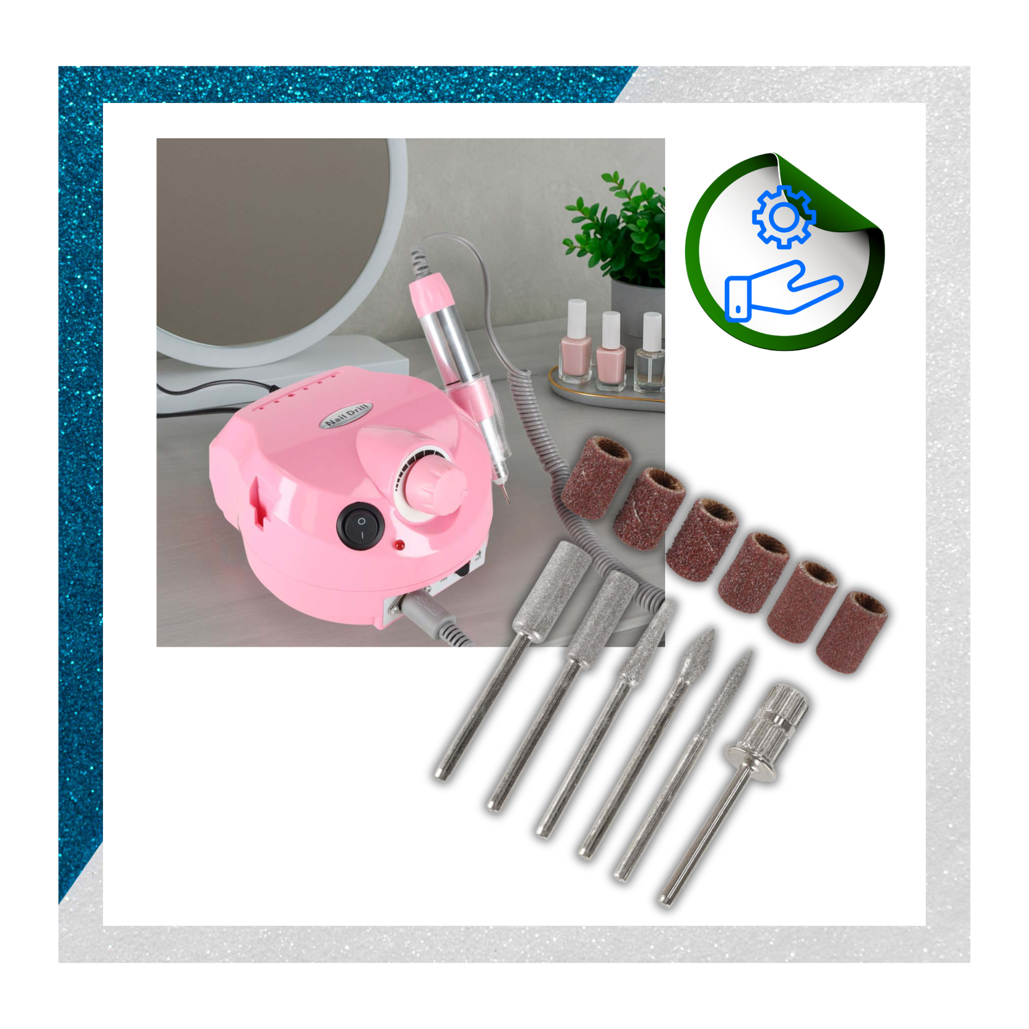 Na obrazie widoczna jest różowa frezarka do manicure z kilkoma wymiennymi końcówkami i nakładkami ściernymi. W tle znajdują się buteleczki z lakierami do paznokci oraz roślina w doniczce.