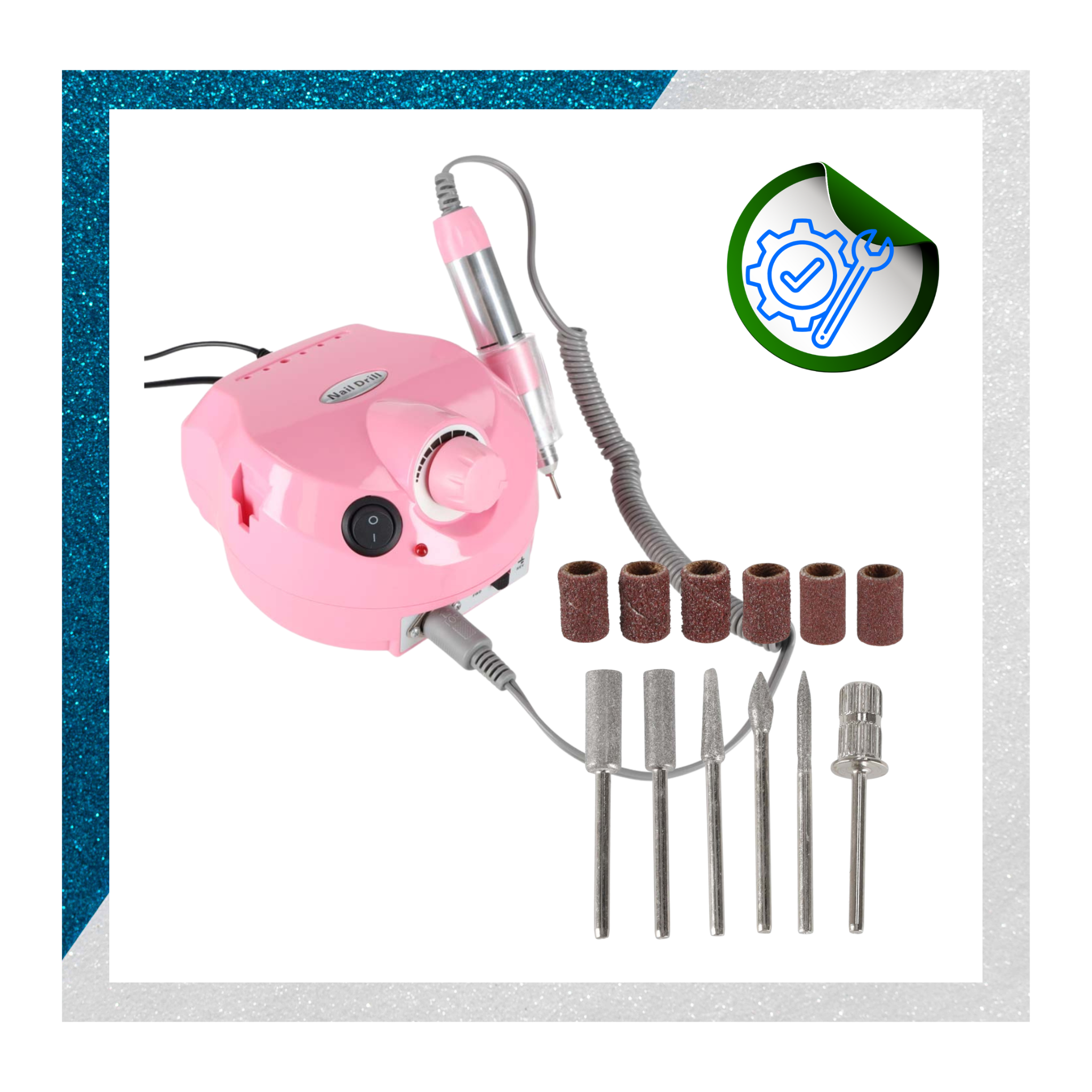 Różowa frezarka do manicure z kilkoma wymiennymi końcówkami i nakładkami ściernymi. Na urządzeniu widoczne jest logo \'Nail Drill\'.