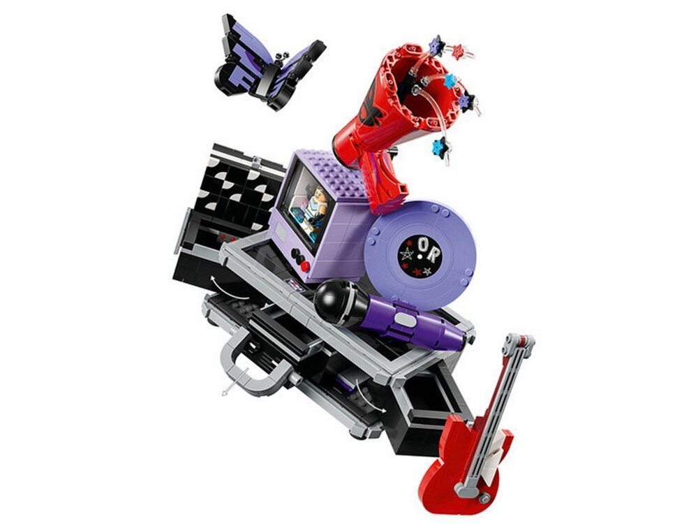 Zestaw LEGO składający się z elementów w kolorach fioletowym, czerwonym i czarnym, zawiera mikrofon, gitarę oraz dekoracje w kształcie motyla. Na jednym z elementów widoczny jest napis \'O R\'.