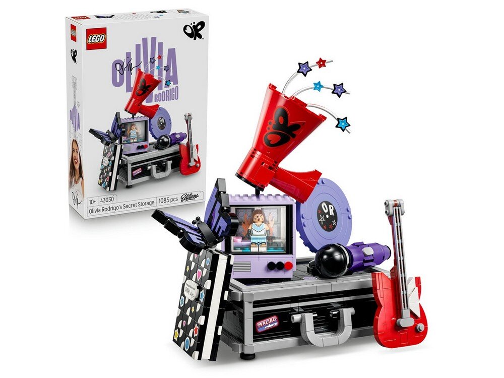 Zestaw LEGO przedstawia kolorową scenę z elementami muzycznymi, w tym gitarą i megafonem, oraz pudełko z grafiką Olivii Rodrigo. Na opakowaniu widnieje napis \'Olivia Rodrigo\' oraz logo LEGO.