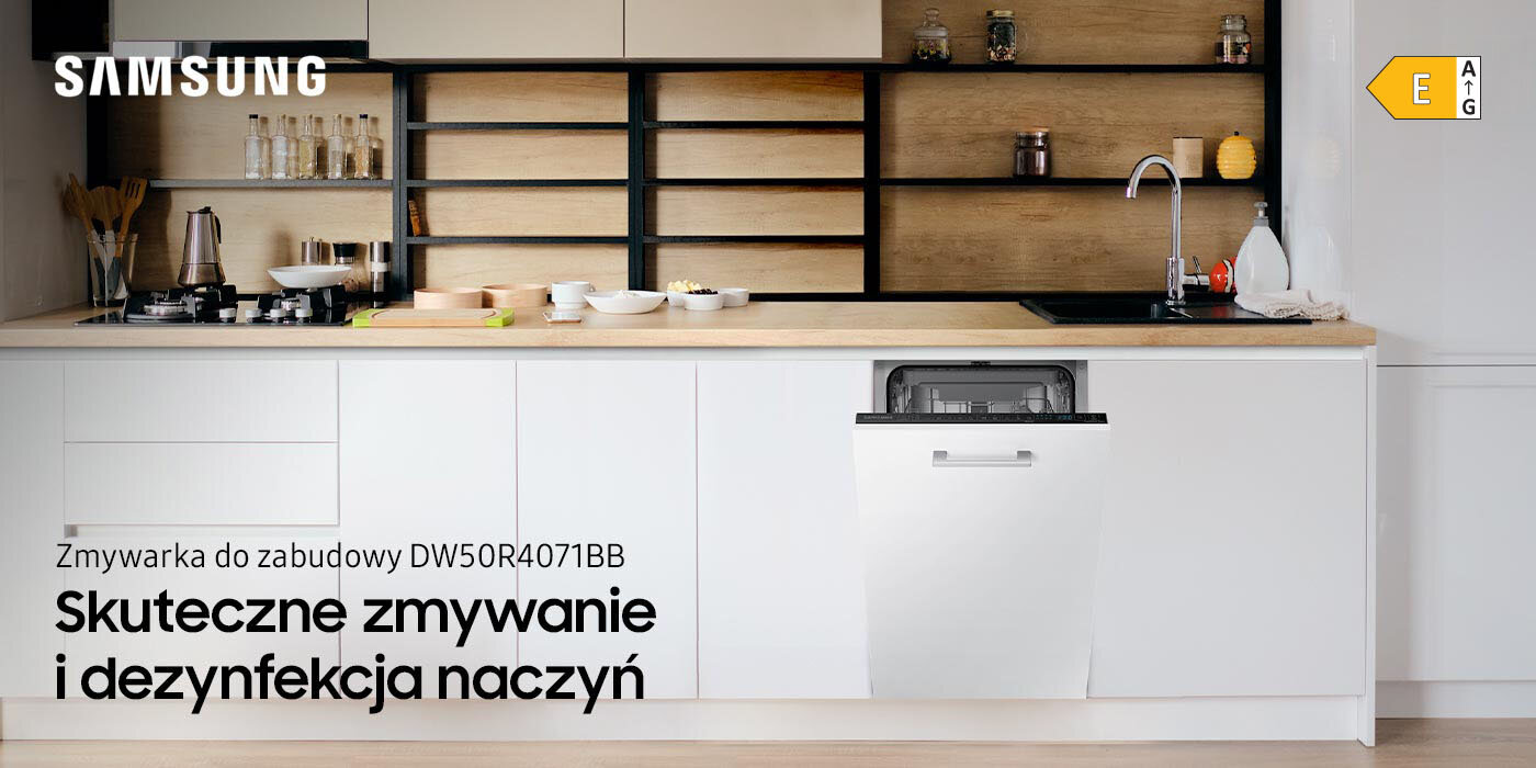 Zmywarka DW50R4071BB Kuchnia z zabudowaną zmywarką SAMSUNG DW50R4071BB, otwartymi półkami z przyprawami i naczyniami oraz zlewem. Tekst na obrazie: \'Zmywarka do zabudowy DW50R4071BB Skuteczne zmywanie i dezynfekcja naczyń\'.