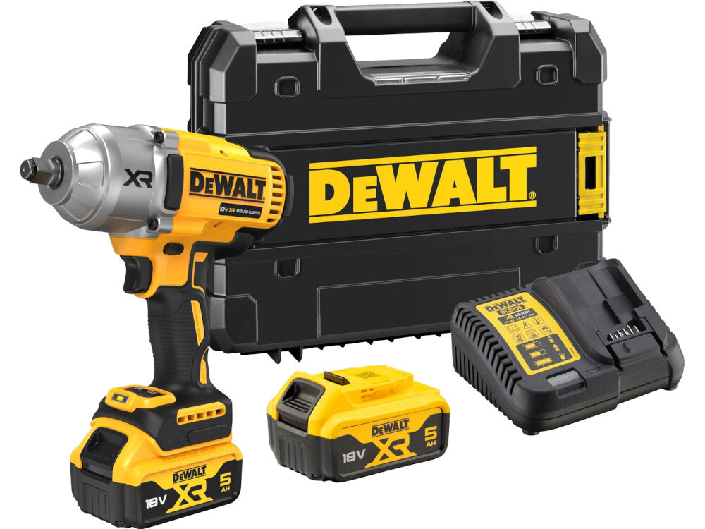 Na obrazie widoczny jest żółto-czarny klucz udarowy z logo \'DEWALT\', dwie baterie 18V XR 5Ah oraz ładowarka. W tle znajduje się czarna walizka z dużym logo \'DEWALT\'.