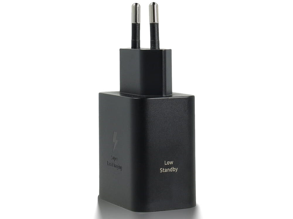 Czarna ładowarka sieciowa z dwoma bolcami, na której widnieje napis \'Super Fast Charging\' oraz \'Low Standby\'.