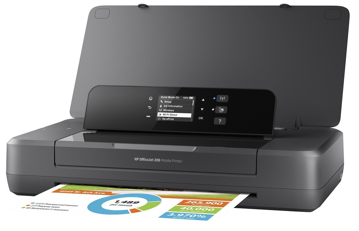 Przenośna drukarka HP OfficeJet 200 z otwartą pokrywą i wyświetlaczem pokazującym menu. Z przodu drukarki wystaje kolorowy wydruk z wykresami i danymi liczbowymi.