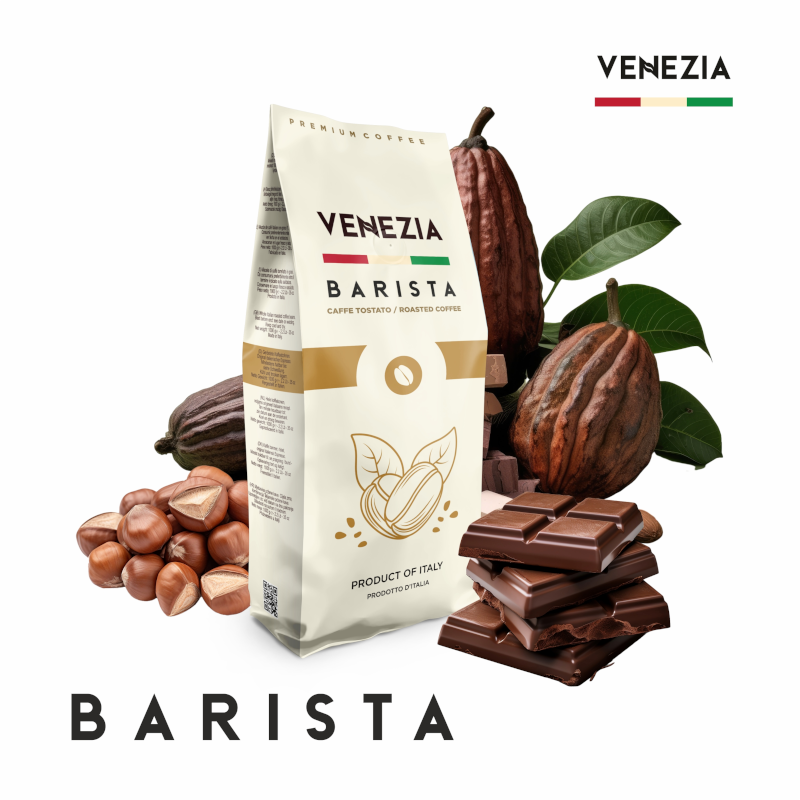 Opakowanie kawy Venezia Barista z widocznymi napisami: \'VENEZIA BARISTA CAFFE TOSTATO / ROASTED COFFEE\' oraz \'PRODUCT OF ITALY\'. W tle znajdują się orzechy, ziarna kakaowca i kawałki czekolady.