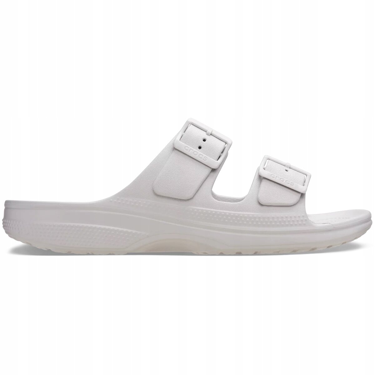 Białe klapki z dwoma regulowanymi paskami i widocznym napisem \'crocs\' na jednym z pasków.