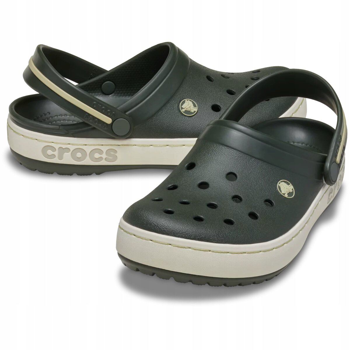 Para ciemnozielonych chodaków z otworami wentylacyjnymi i paskiem na piętę. Na boku podeszwy widoczne jest logo \'crocs\'.