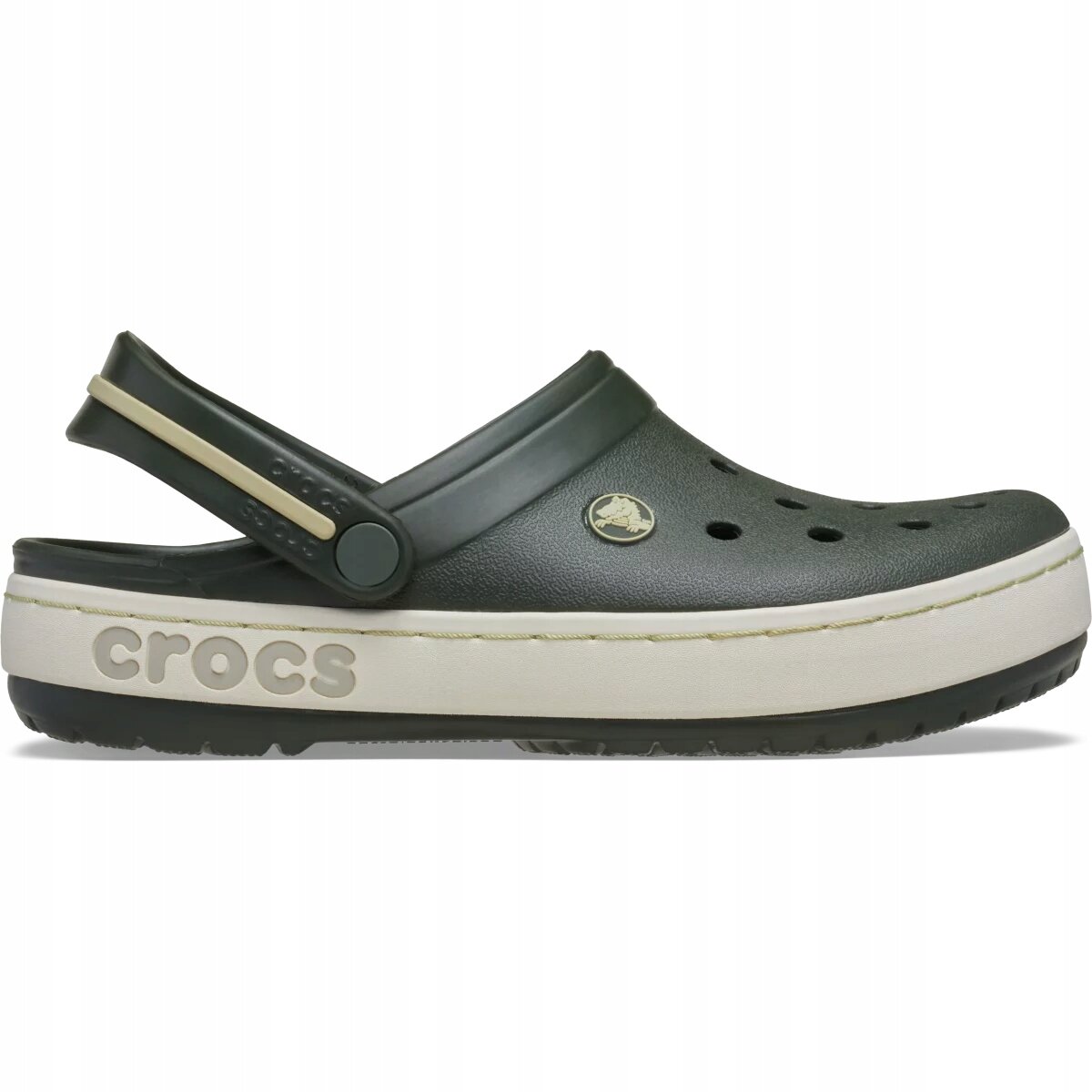 Na obrazie widoczne są ciemnozielone chodaki z białą podeszwą, z logo w kształcie krokodyla oraz napisem \'crocs\' na boku podeszwy.