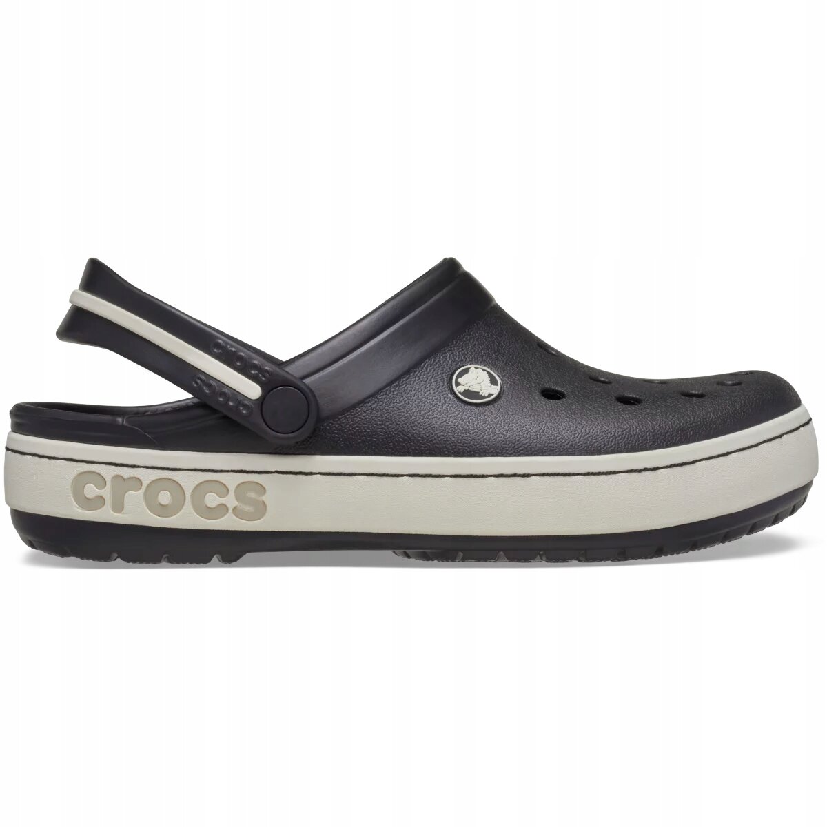Czarne chodaki z białą podeszwą i paskiem na piętę, z widocznym logo w kształcie krokodyla oraz napisem \'crocs\' na boku podeszwy.