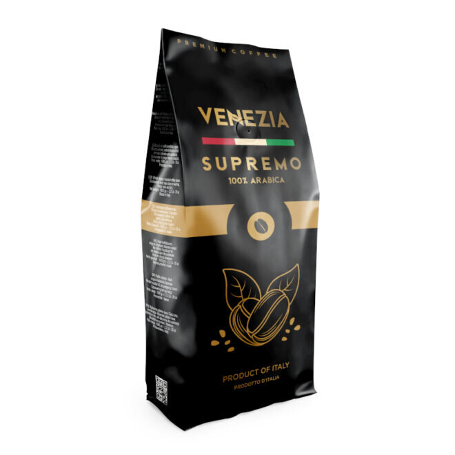 Czarna torebka z kawą z napisem \'VENEZIA SUPREMO 100% ARABICA\' oraz grafiką ziaren kawy i liści. Na opakowaniu widnieje również napis \'PRODUCT OF ITALY\'.