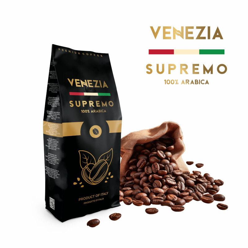 Na obrazie widoczna jest czarna torebka z kawą z napisem \'VENEZIA SUPREMO 100% ARABICA\' oraz rozsypane ziarna kawy. Obok torebki znajduje się logo z napisem \'VENEZIA SUPREMO 100% ARABICA\'.