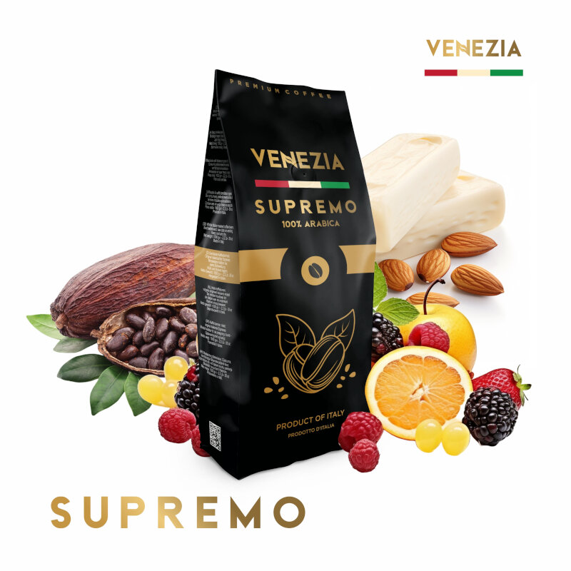 Opakowanie kawy Venezia Supremo 100% Arabica z widocznymi ziarnami kawy, owocami i orzechami wokół. Na opakowaniu widnieje napis: \'VENEZIA SUPREMO 100% ARABICA PRODUCT OF ITALY\'.