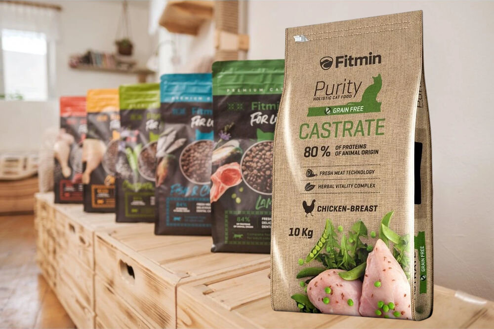 Karma dla kota FITMIN Cat Purity Castrate Kurczak 10 kg opakowanie karmy na tle opakowanie innych smaków