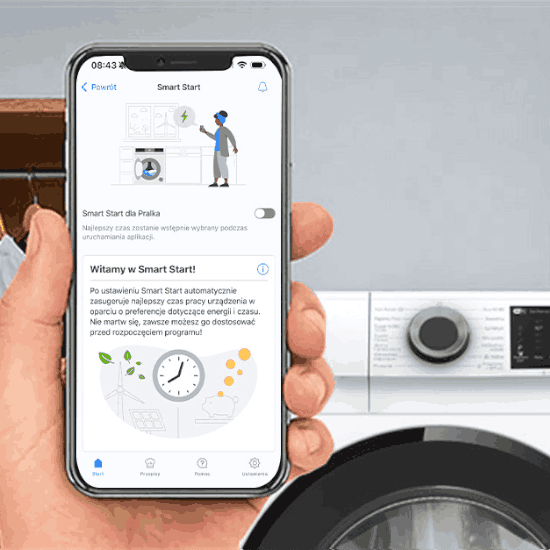 Osoba trzyma smartfon z aplikacją Smart Start, na ekranie widoczny jest tekst: \'Smart Start dla Pralka. Najlepszy czas zostanie wstępnie wybrany podczas uruchamiania aplikacji. Witamy w Smart Start! Po ustawieniu Smart Start automatycznie zasugeruje najlepszy czas pracy urządzenia w oparciu o preferencje dotyczące energii i czasu. Nie martw się, zawsze możesz go dostosować przed rozpoczęciem programu.\' W tle widoczna jest pralka z panelem sterowania.