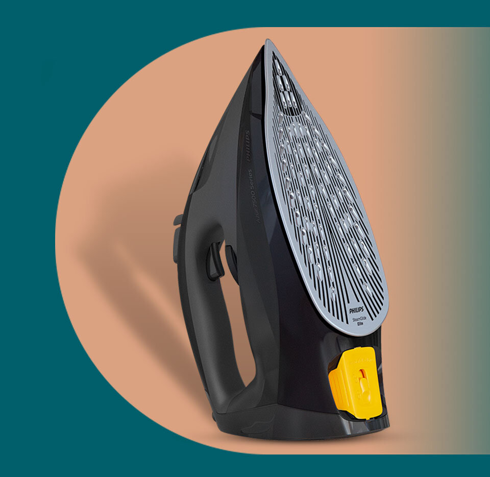 Na obrazie widoczne jest żelazko z czarną obudową i srebrną stopą, z żółtym elementem na dole. Na stopie widnieje napis \'PHILIPS SteamGlide Elite\'.