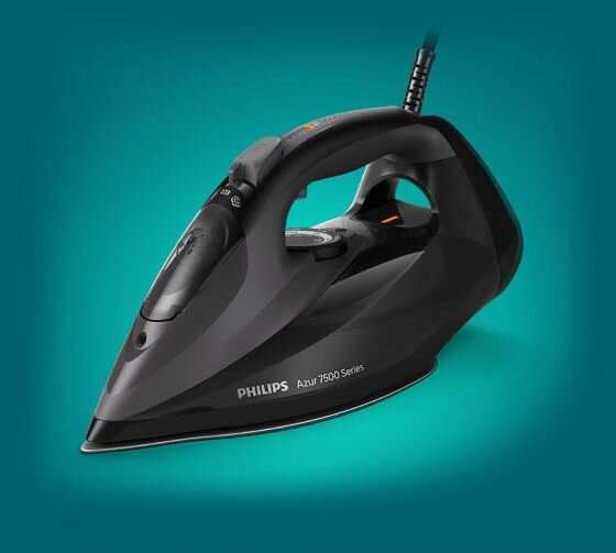Czarne żelazko z napisem \'PHILIPS Azur 7500 Series\' na tle turkusowym. Urządzenie ma ergonomiczny uchwyt i widoczny przewód zasilający.