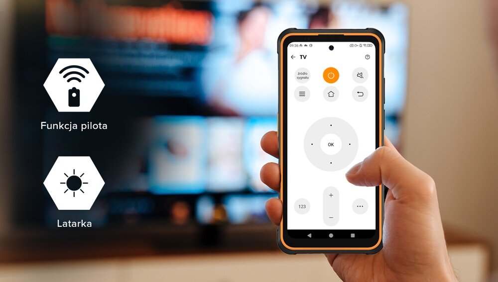 Osoba trzyma smartfon z aplikacją do sterowania telewizorem, na ekranie widoczne są przyciski takie jak \'OK\', \'123\', oraz ikony do nawigacji. Obok telefonu znajdują się ikony z napisami \'Funkcja pilota\' i \'Latarka\'.