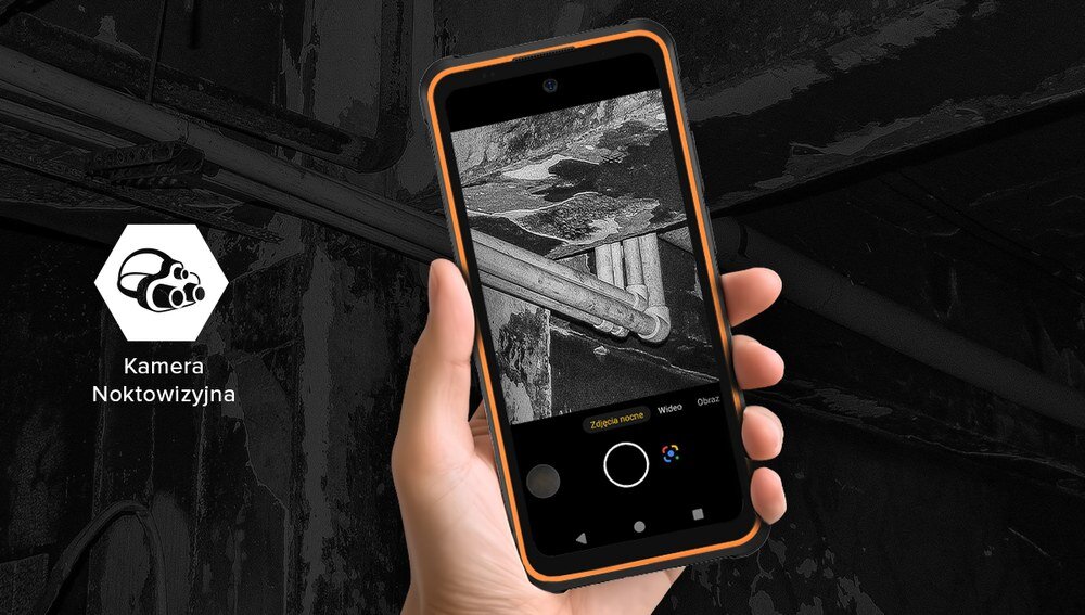 Osoba trzyma smartfon z pomarańczową obudową, na ekranie widoczny jest obraz z kamery noktowizyjnej. Obok znajduje się ikona kamery z napisem \'Kamera Noktowizyjna\'.