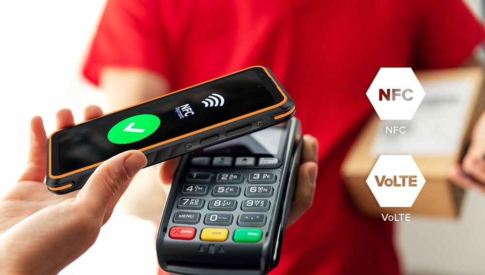 Osoba trzyma smartfon nad terminalem płatniczym, na ekranie telefonu widoczna jest ikona NFC. Obok znajdują się napisy: \'NFC\' i \'VoLTE\'.