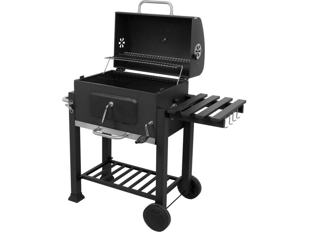 Czarny grill węglowy z otwartą pokrywą, wyposażony w boczną półkę z haczykami, termometr oraz kółka ułatwiające przemieszczanie. Grill posiada ruszt i dolną półkę na akcesoria.