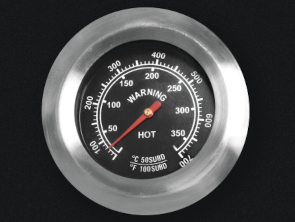 Okrągły termometr z metalową obudową, wskazujący temperaturę od 50 do 500 stopni. Na tarczy widnieje napis \'WARNING HOT\'.