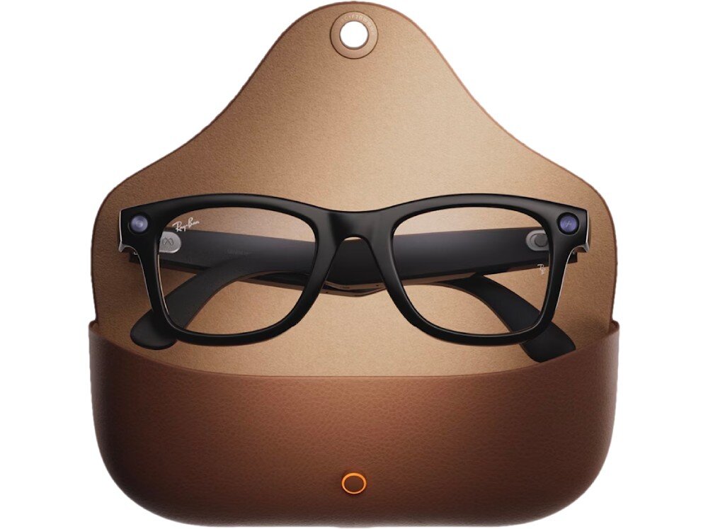 Czarne matowe okulary w etui z brązowej skóry, z widocznym logo \'Ray-Ban\' na zauszniku.