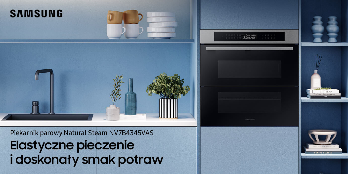 Piekarnik Dual Cook Flex™ NV7B4345VAS z dzielonymi drzwiami dla wygody pieczenia i doskonałego smaku, dostępny w Media Expert Kuchnia z piekarnikiem Samsung NV7B4345VAS w zabudowie, obok zlew i półki z naczyniami. Tekst na obrazie: \'Piekarnik parowy Natural Steam NV7B4345VAS Elastyczne pieczenie i doskonały smak potraw\'.