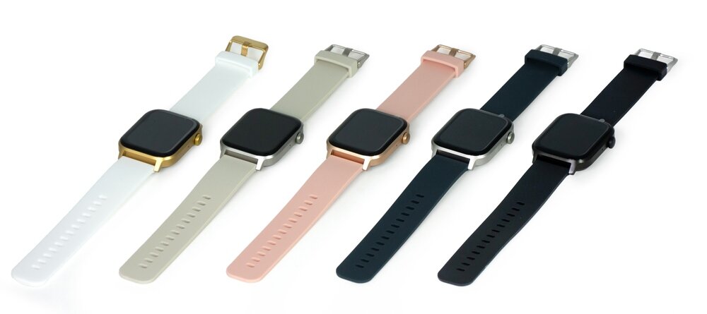 Na obrazie widoczne jest pięć smartwatchy z prostokątnymi tarczami i różnokolorowymi paskami: biały, beżowy, różowy, granatowy i czarny. Każdy zegarek ma metalową ramkę wokół tarczy.