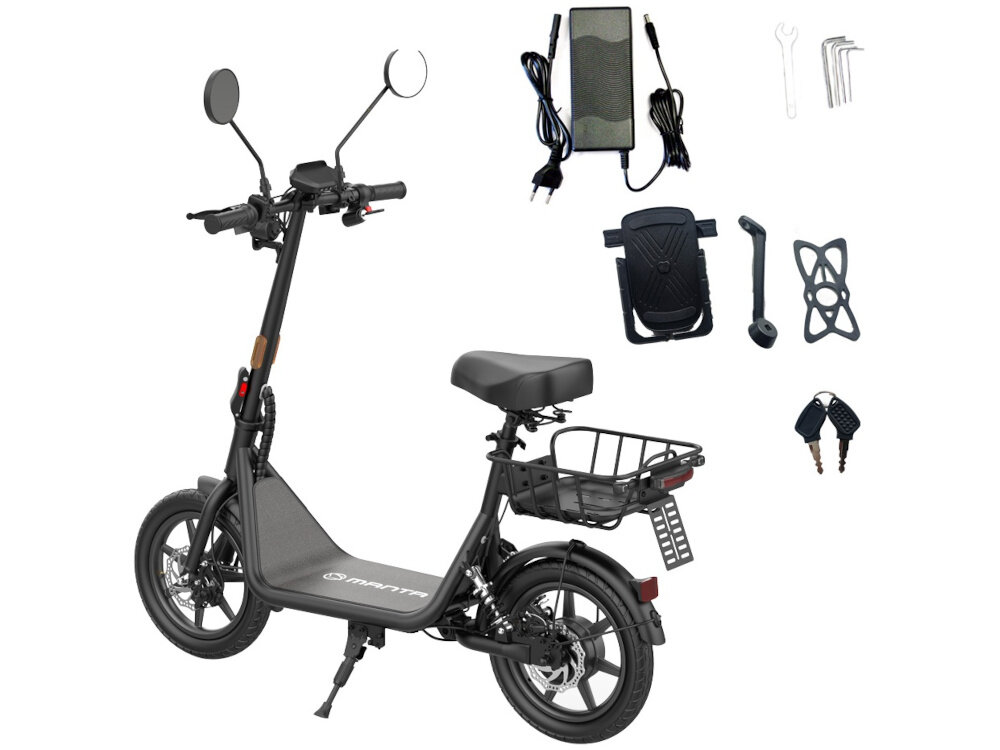 Czarny skuter elektryczny z logo \'manta\' na ramie, wyposażony w lusterka, koszyk z tyłu i pedały. Obok skutera znajdują się akcesoria: ładowarka, klucze, uchwyt na telefon, stopka i dwa klucze do zapłonu.