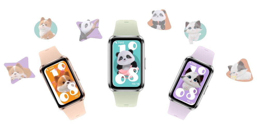 Trzy smartbandy z wyświetlaczami pokazującymi cyfry i zwierzęta: pies, panda i kot. Opaski mają różne kolory: różowy, zielony i fioletowy.