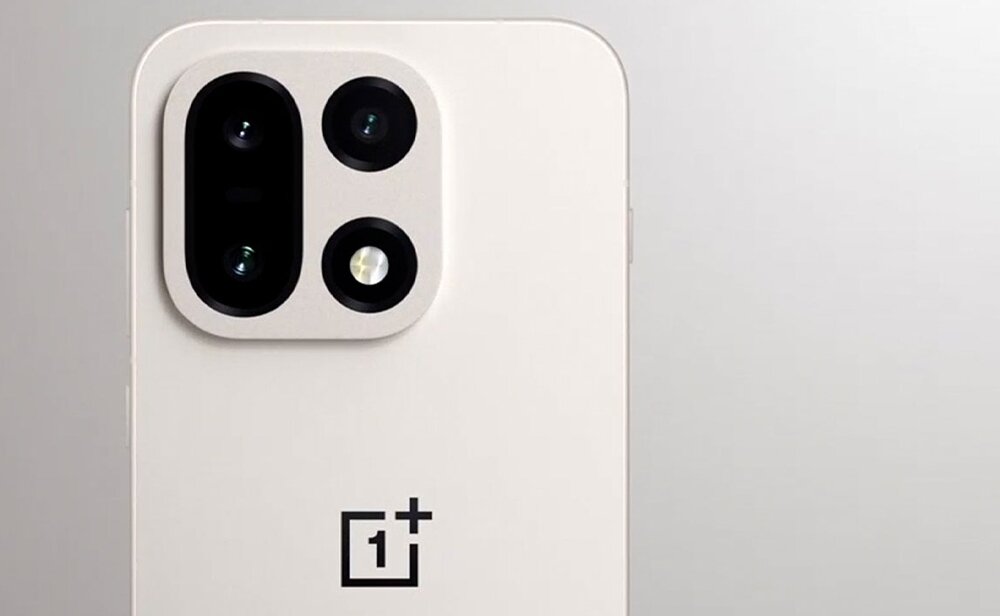 Na obrazie widoczny jest tył smartfona w jasnym kolorze z trzema obiektywami aparatu i logo \'1+\'.
