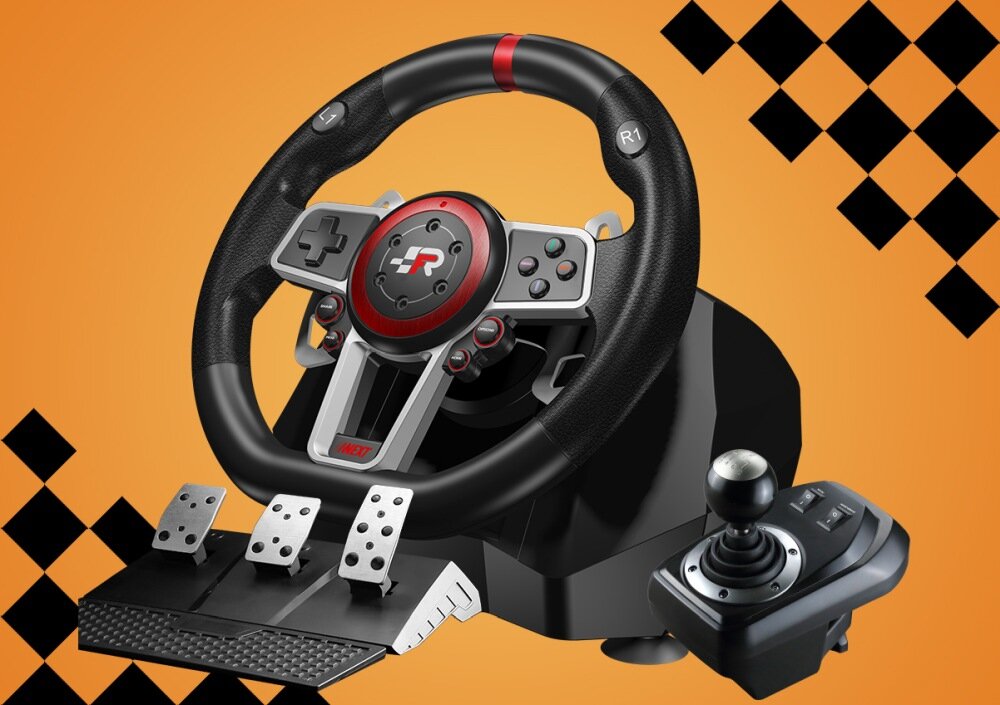 Kierownica do gier z czarnym uchwytem i czerwonymi akcentami, z widocznymi przyciskami i pedałami. Obok znajduje się joystick na tle pomarańczowego wzoru w czarne kwadraty.