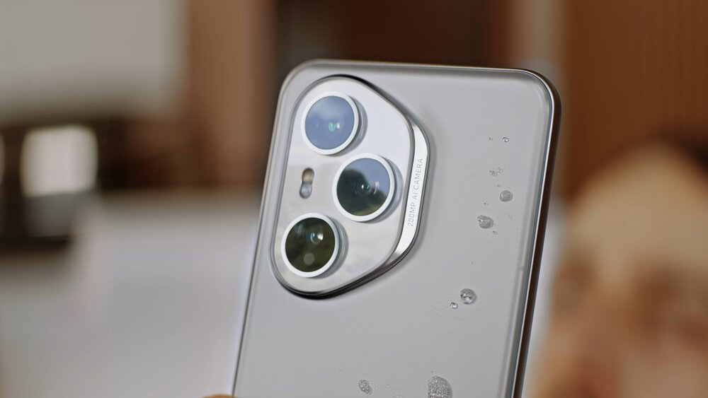 Zbliżenie na tylną część smartfona z trzema obiektywami aparatu i napisem \'AI MATRIX CAMERA\'.
