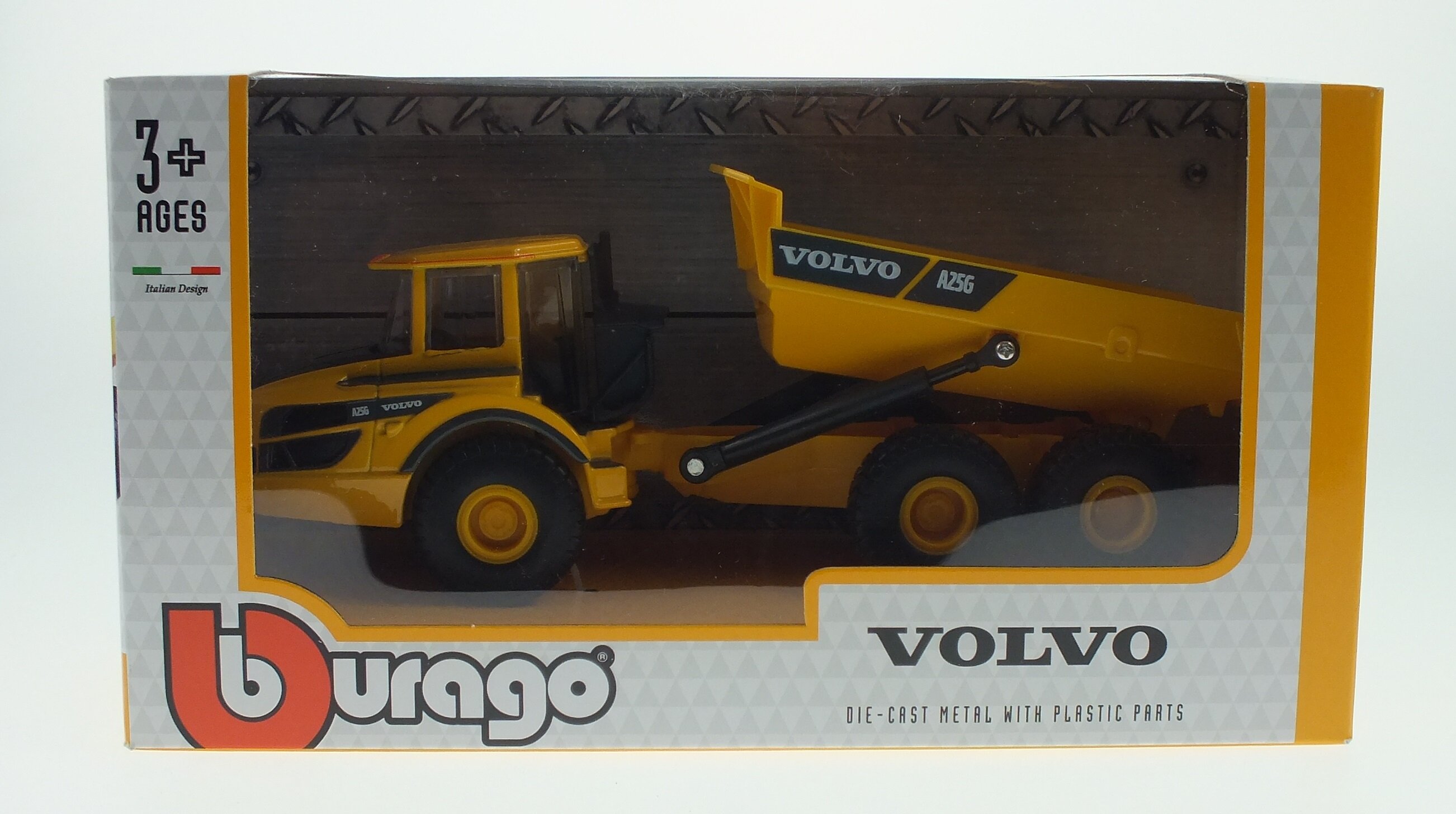 Model wozidła Volvo A25G w skali 1:50 znajduje się w opakowaniu z przezroczystym frontem. Na opakowaniu widoczne są napisy: \'Bburago\', \'VOLVO\', \'DIE-CAST METAL WITH PLASTIC PARTS\' oraz oznaczenie wieku 3+.