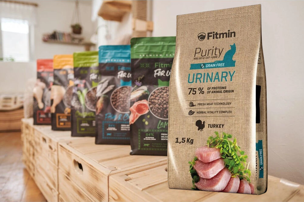 Karma dla kota FITMIN Cat Purity Urinary Indyk 1,5 kg opakowanie karmy na tle opakowanie innych smaków