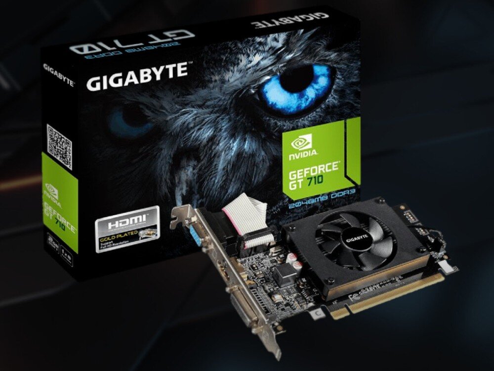 Na obrazie widoczna jest karta graficzna z wentylatorem oraz pudełko z napisem \'GIGABYTE\' i \'NVIDIA GEFORCE GT 710\'. Pudełko ma grafikę przedstawiającą niebieskie oko oraz logo HDMI i informację \'2048MB DDR3\'.