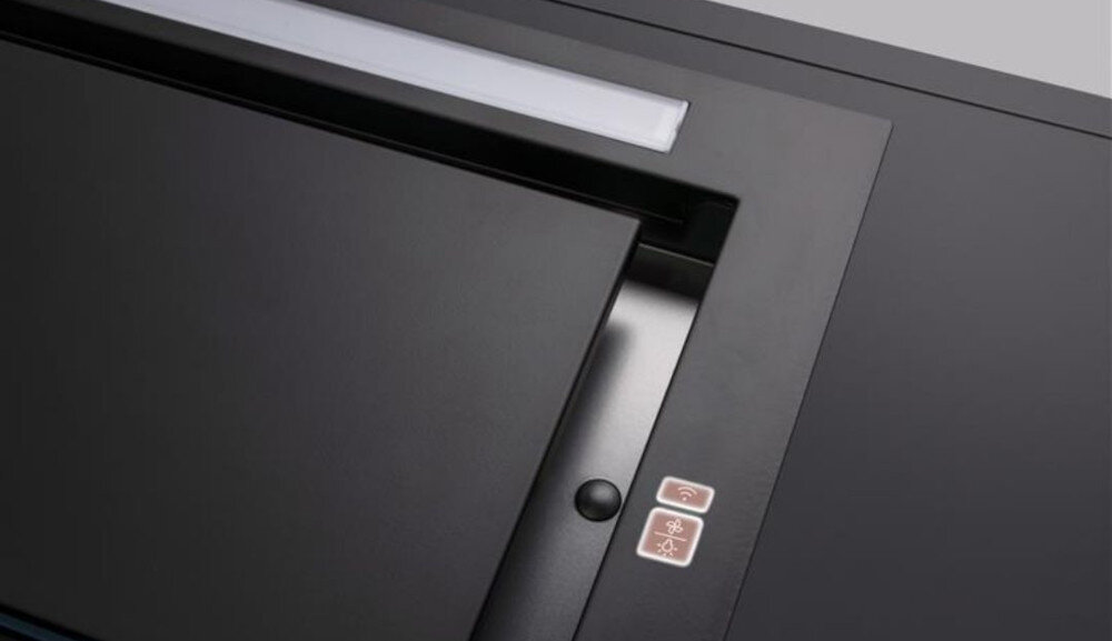 Czarny panel okapu z widocznymi dwoma przyciskami z symbolami oraz wąskim paskiem świetlnym.