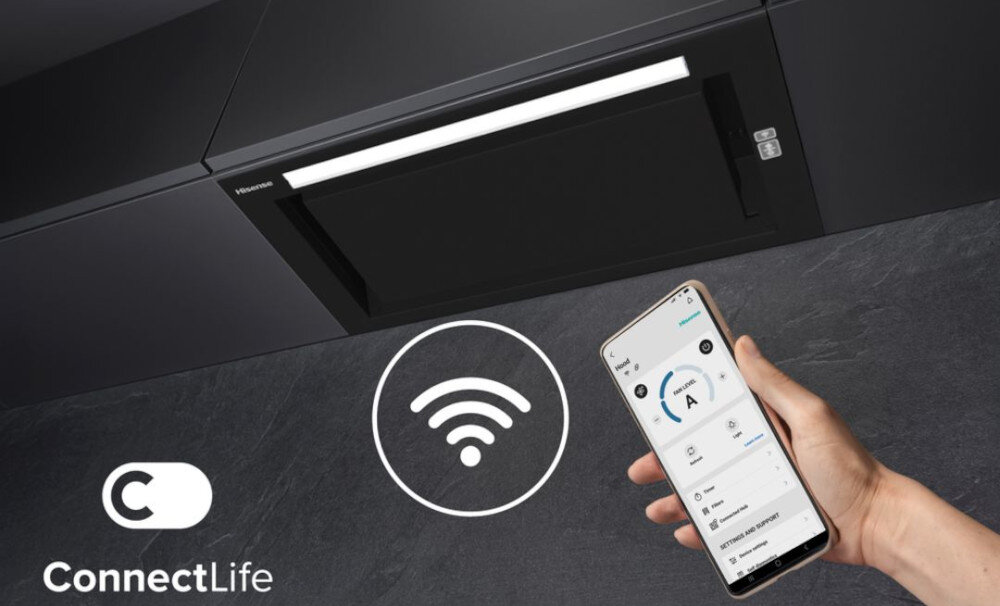 Czarny okap kuchenny z panelem sterowania, obok którego znajduje się ręka trzymająca smartfon z aplikacją. Na obrazie widoczne jest logo \'ConnectLife\' oraz symbol Wi-Fi.