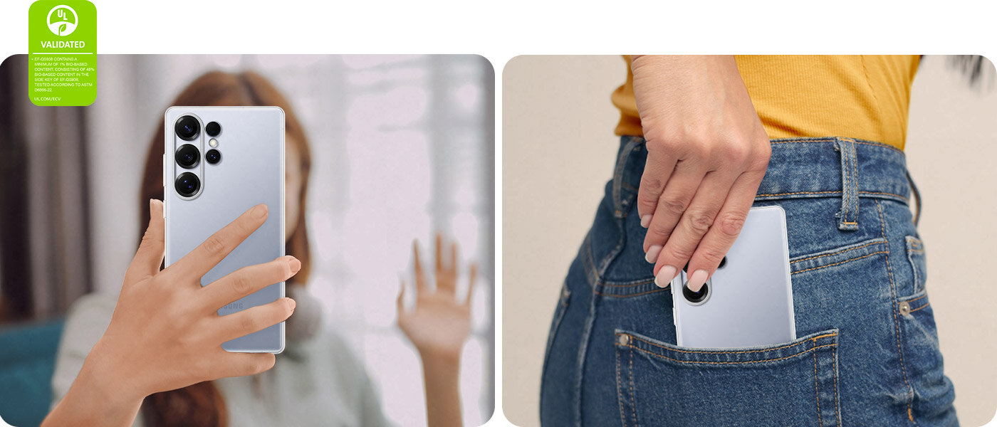 Kobieta wkłada Galaxy S25 Ultra z założonym przezroczystym etui Clear Case do tylnej kieszeni dżinsów. Widoczny jest znak walidacji ochrony środowiska UL Environmental Claim Validation Mark z napisem 'EF-QS938 ZAWIERA MINIMUM 1% ZAWARTOŚCI BIOLOGICZNEJ, W TYM 48% ZAWARTOŚCI BIOLOGICZNEJ W KLAWISZU BOCZNYM EF-QS938. PRZEBADANO ZGODNIE Z NORMĄ ASTM D6866-22. UL.COM/ECV'. Na obrazie widać osobę trzymającą telefon z przezroczystym etui oraz osobę wkładającą telefon do tylnej kieszeni jeansów. W lewym górnym rogu znajduje się zielona ikona z napisem \'VALIDATED\'.