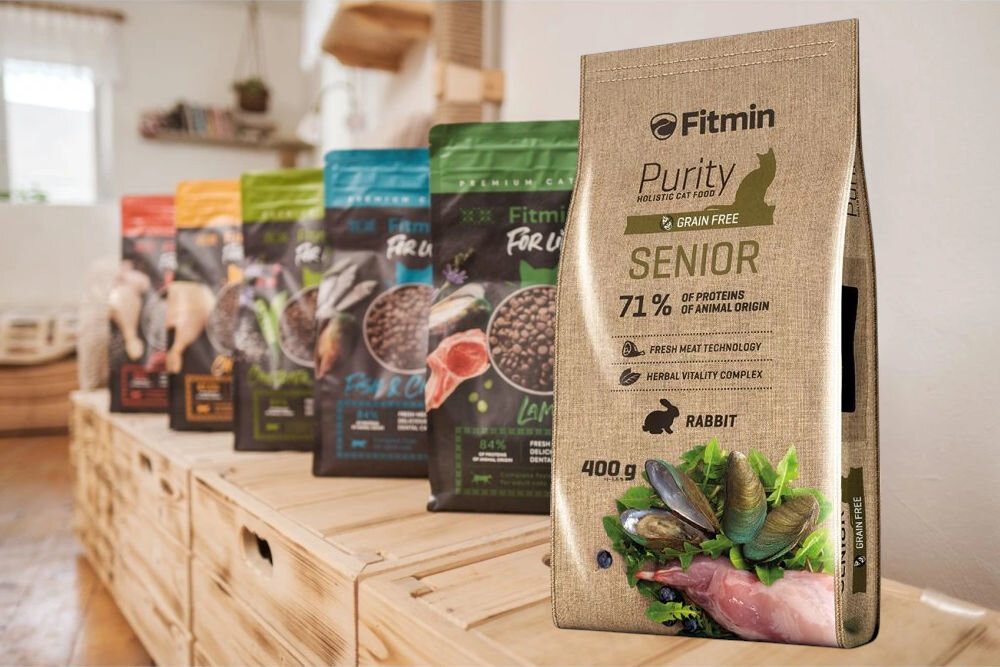 Karma dla kota FITMIN Cat Purity Senior Królik 400 g opakowanie karmy na tle opakowanie innych smaków