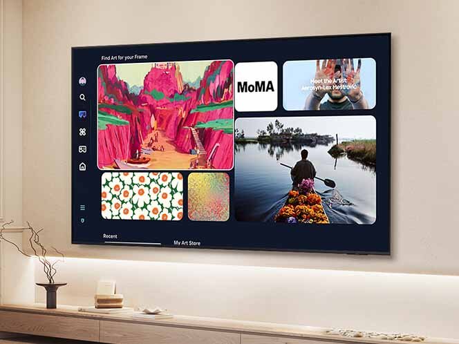Telewizor wyświetla ekran z różnymi obrazami i grafikami, w tym kolorowe krajobrazy i wzory. Widoczny jest również tekst \'MoMA\'.