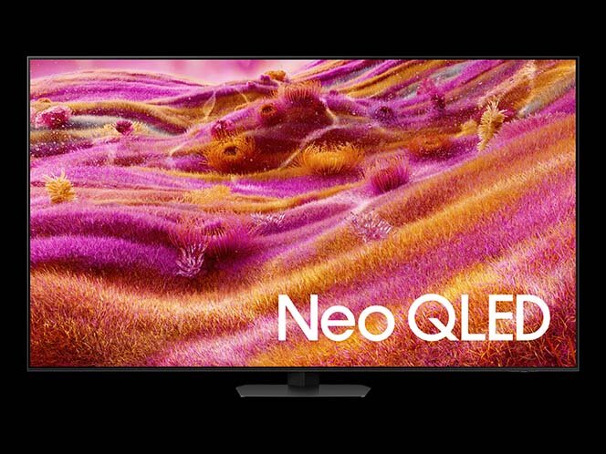 664x498-qe65qn92fatxxh Telewizor wyświetla kolorowy krajobraz z dominującymi odcieniami różu i pomarańczu. Na ekranie widoczny jest napis \'Neo QLED\'.
