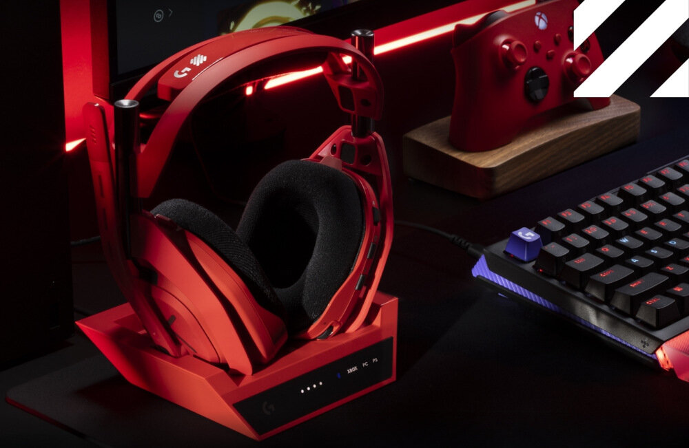 Słuchawki LOGITECH A50X Lightspeed Bezprzewodowe, Nauszne Czerwony gamingowe bezprzewodowe wieloplatformowe, słuchawki gamingowe w stacji bazowej na ciemnym tle