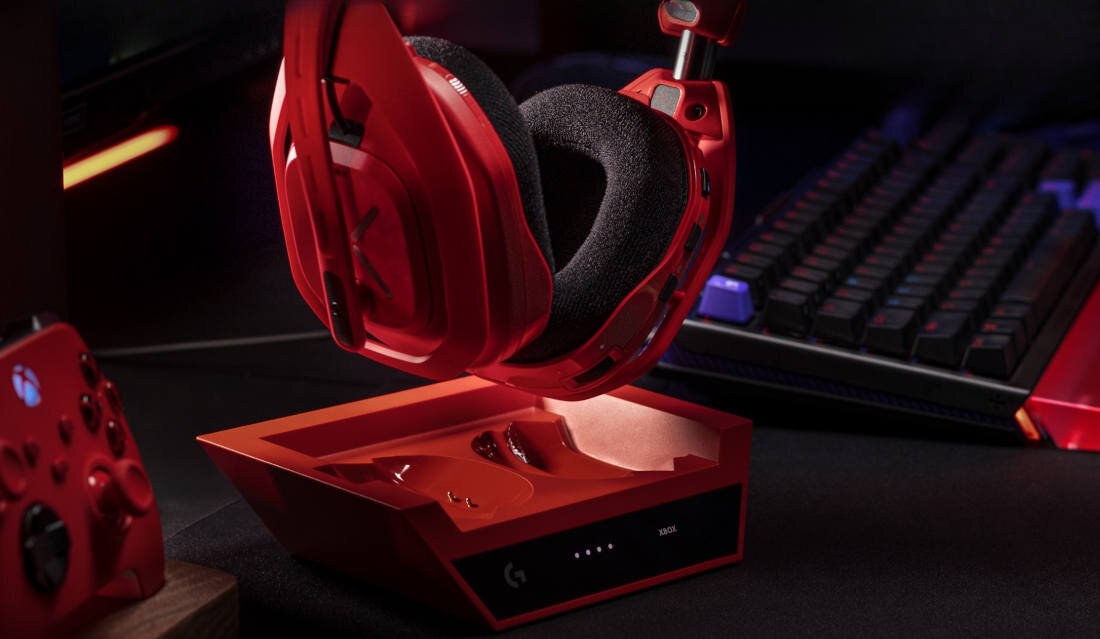Słuchawki LOGITECH A50X Lightspeed Bezprzewodowe, Nauszne Czerwony LIGHTSPEED bezprzewodowe połączenie, osoba z założonymi słuchawkami gamingowymi
