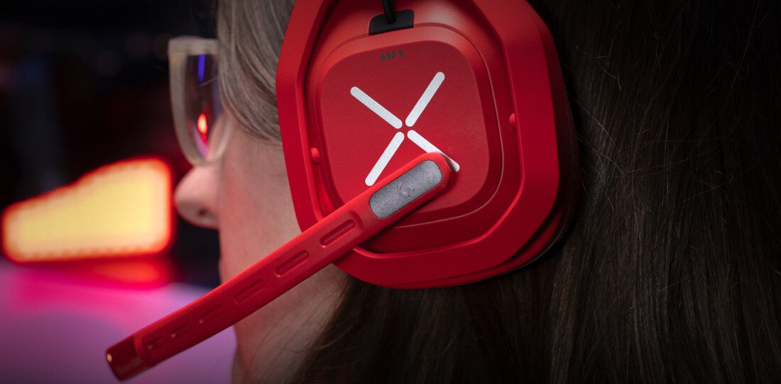 Słuchawki LOGITECH A50X Lightspeed Bezprzewodowe, Nauszne Czerwony mikrofon LIGHTSPEED 48kHz studyjna jakość, osoba z założonymi słuchawkami gamingowymi