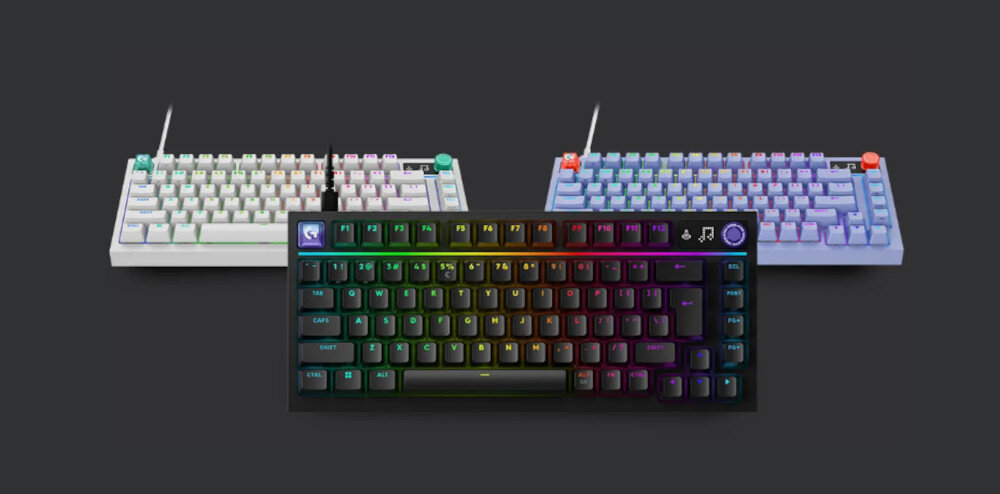 Na obrazie widoczne są trzy klawiatury mechaniczne z podświetleniem RGB na ciemnym tle. Każda klawiatura ma różne kolory podświetlenia i okrągłe przyciski w rogu.