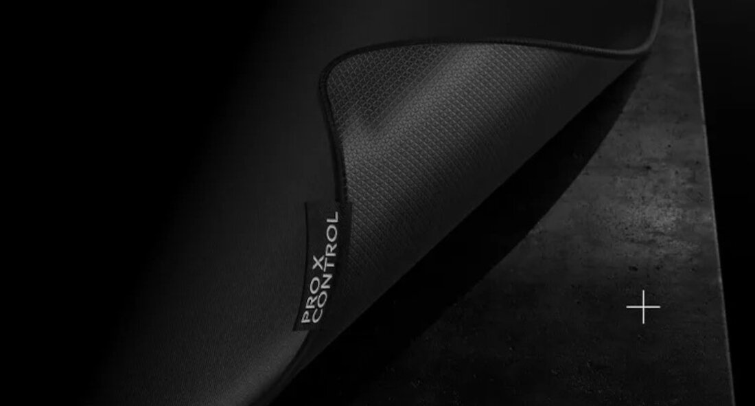 Czarna podkładka z widoczną teksturą, częściowo zagięta, z etykietą \'PRO X CONTROL\'.