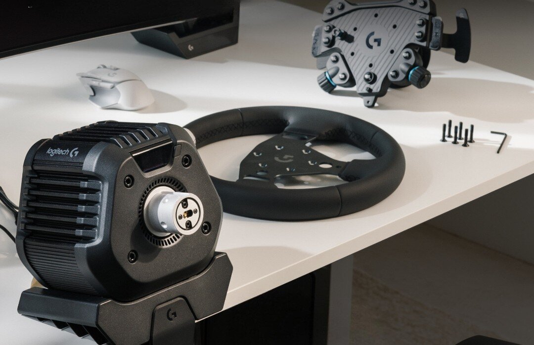 Rozmontowana kierownica LOGITECH RS50 PC na biurku.