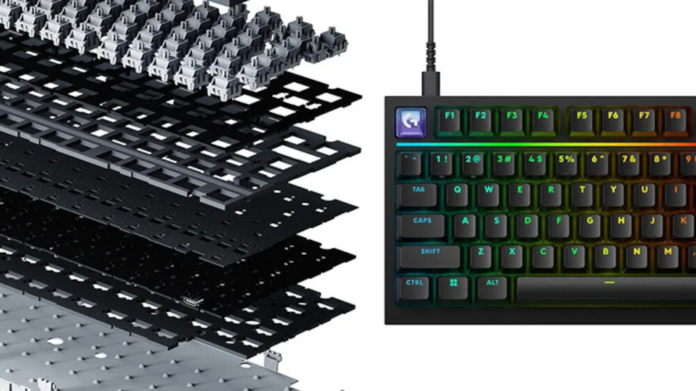 Obraz przedstawia klawiaturę z podświetleniem RGB oraz rozłożone warstwy jej konstrukcji. Widoczne są klawisze z oznaczeniami, takimi jak F1-F8, TAB, CAPS, SHIFT, CTRL, ALT, oraz logo producenta na jednym z klawiszy.