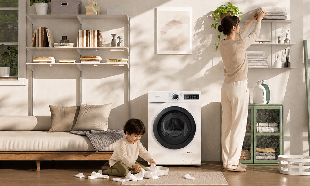 PRALKA MIDEA MF110W80BA10 WB-PL Pralka Midea ustawiona w domowym wnętrzu. Grafika podkreśla wygodne użytkowanie oraz codzienną pielęgnację ubrań blokada rodzicielska zabezpieczenie ustawień bezpieczeństwo dzieci ochrona programu